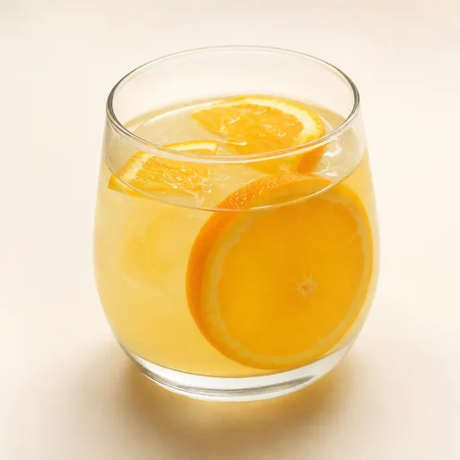 Agua con rodajas de naranja o limón