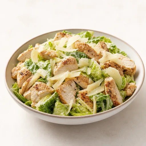 Ensalada César sin crutones, con extra de pollo y parmesano